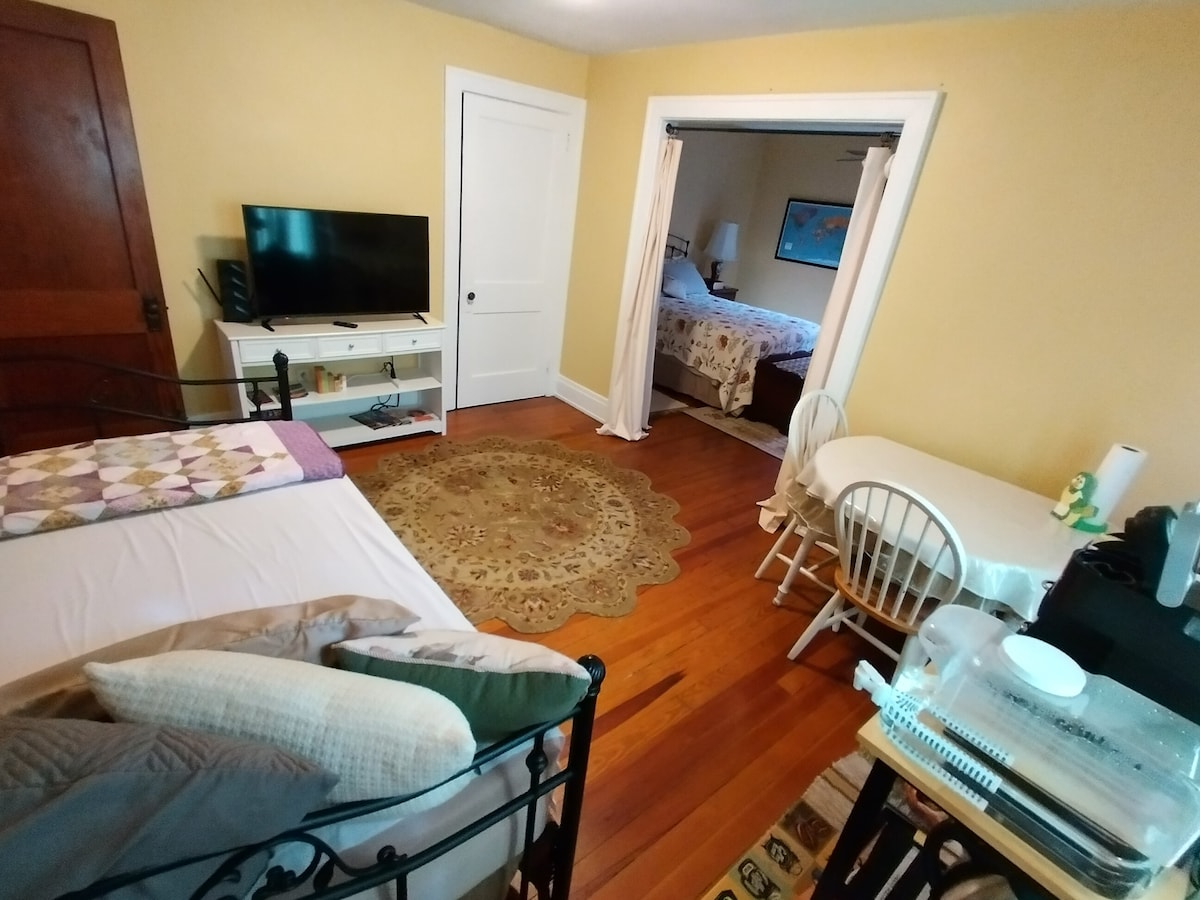 Comfortable/private 2 rooms with free parking