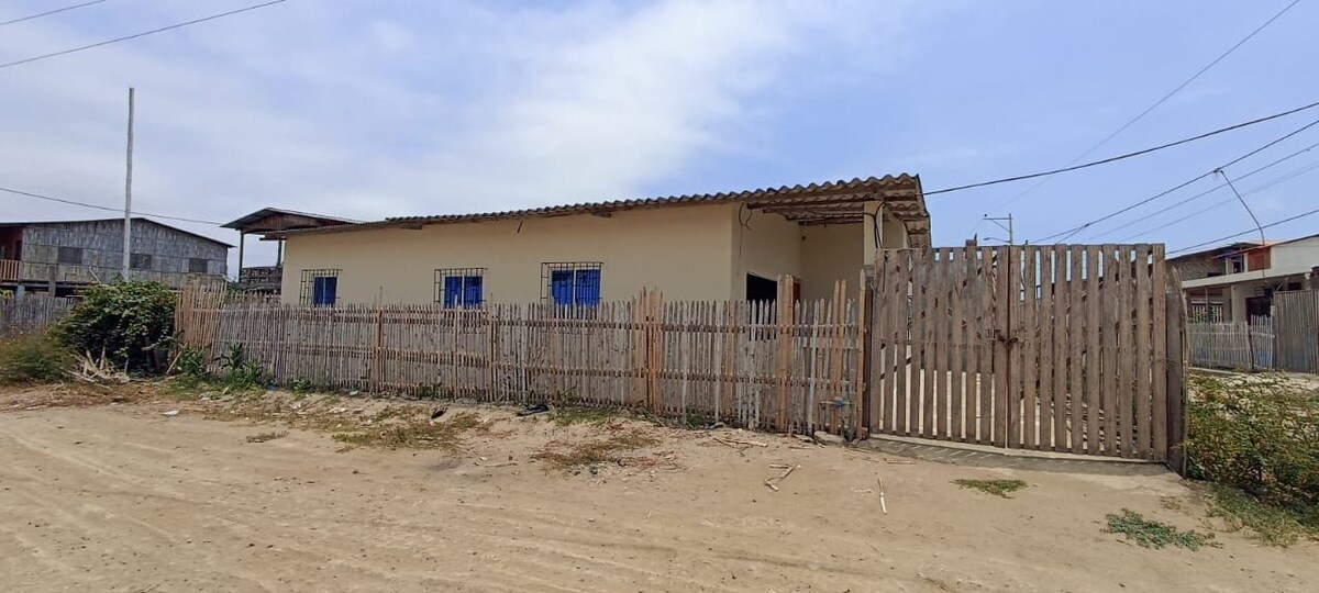 Hermosa casa esquinera a pocos metros de la playa.