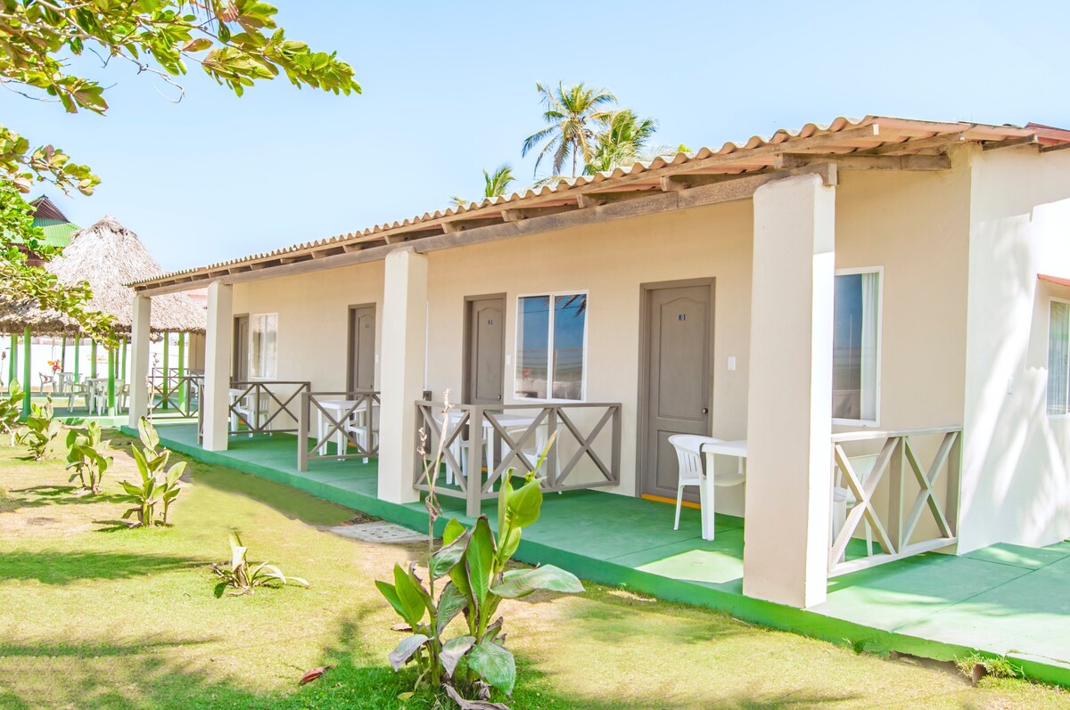 al lado del mar con amplias zonas y piscina