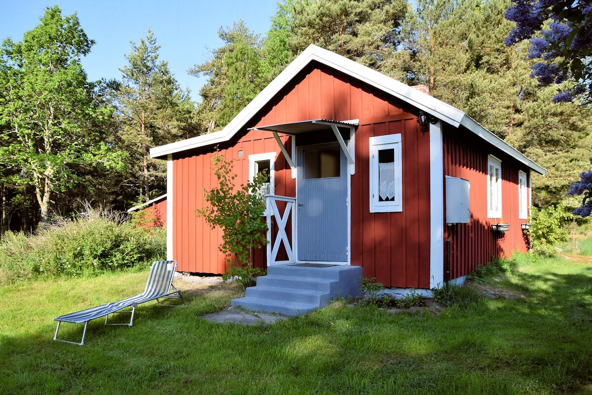 Vargstuga -森林边缘的小屋