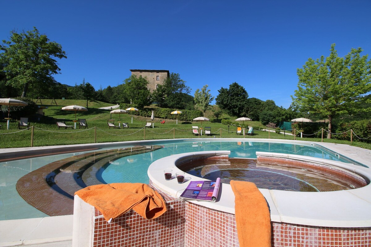 带游泳池、宽敞花园、私人露台和景观的房源