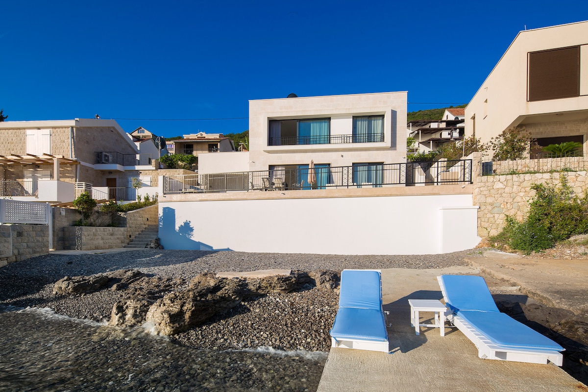 Seafront house with direct sea access and balcony