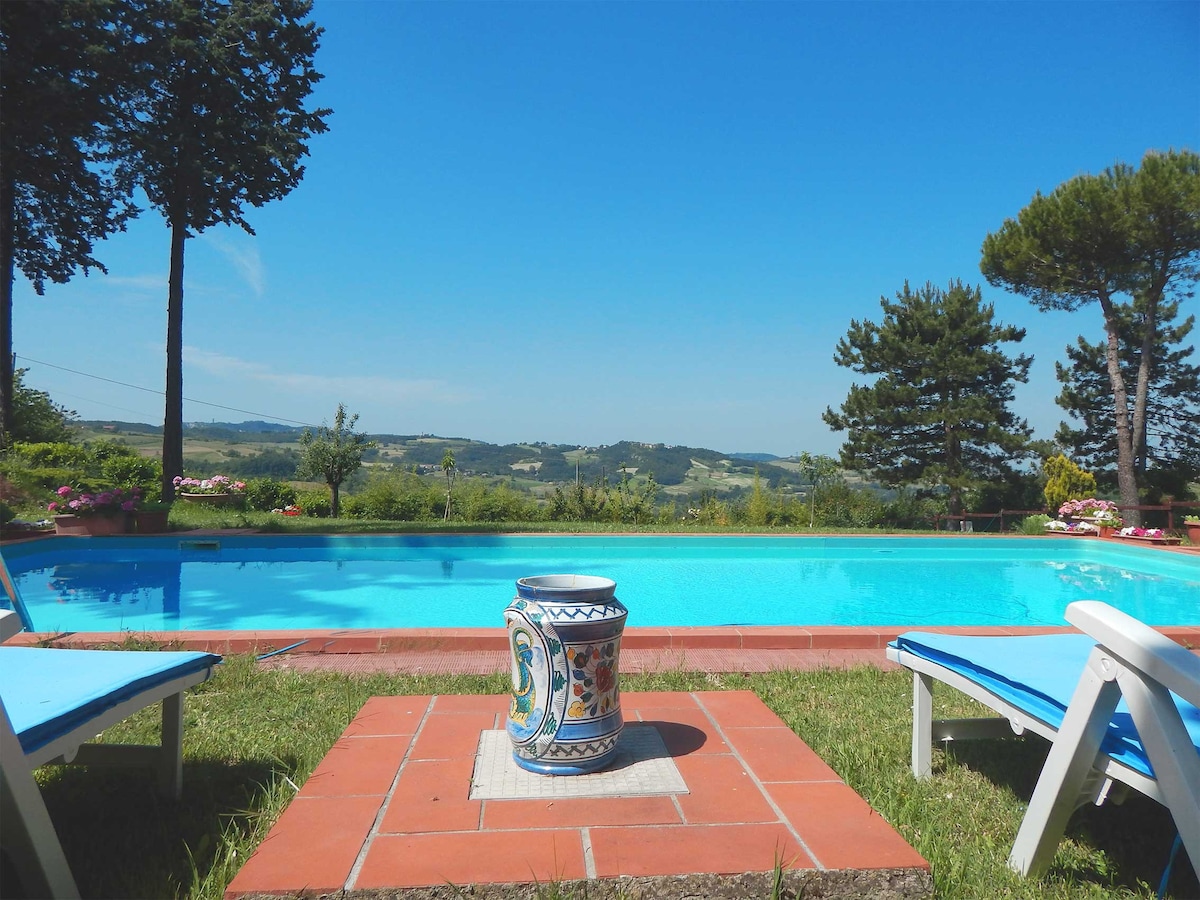 Villa con piscina tra le colline del Piemonte