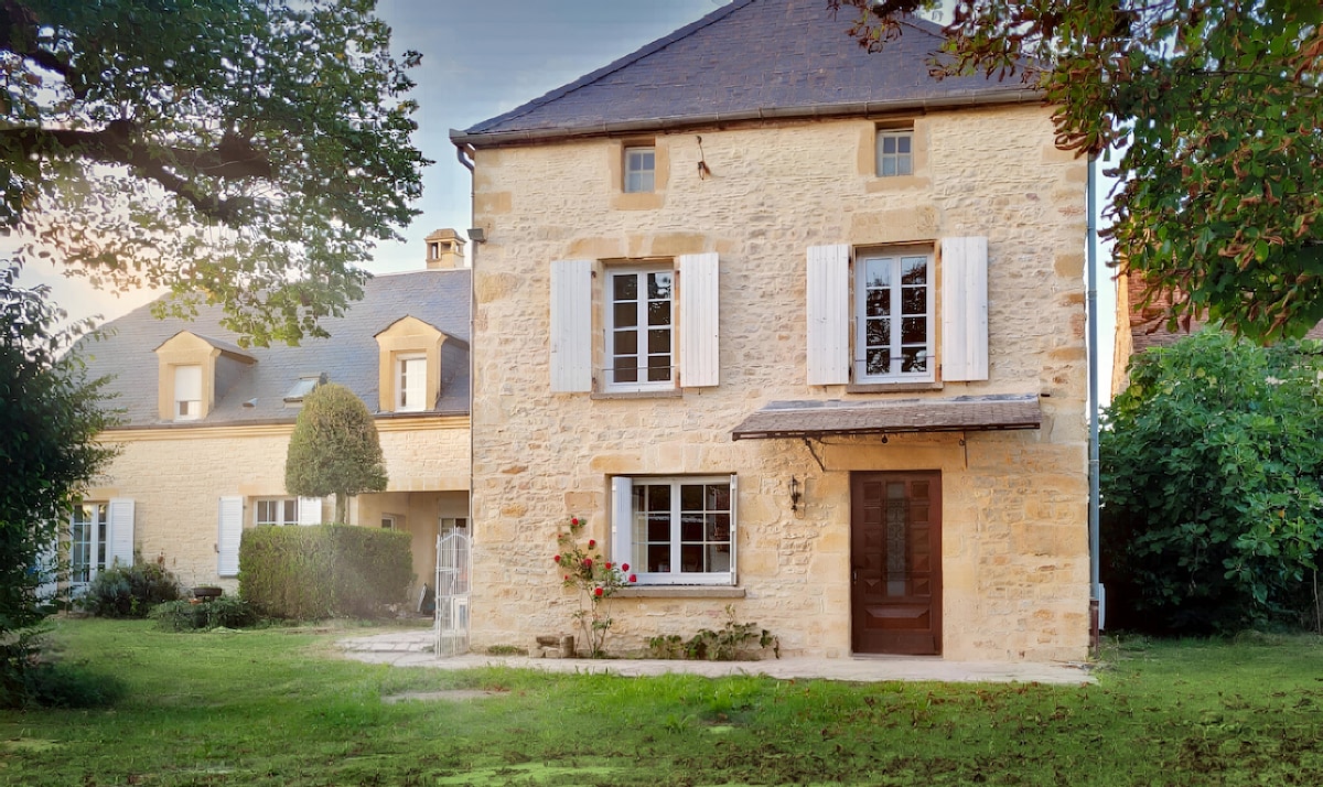 Stone guesthouse with Pool in heart of the village