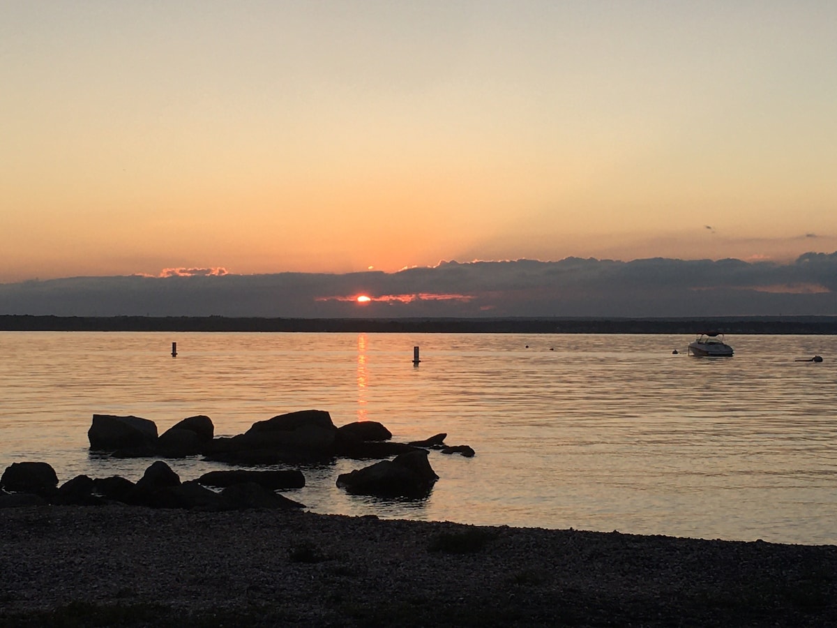 Island Bungalow near Newport, nearby beach/sunset