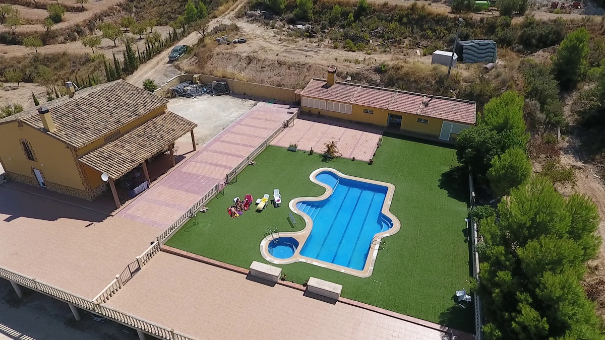 Bonito enclave Chalet con piscina En Bullas