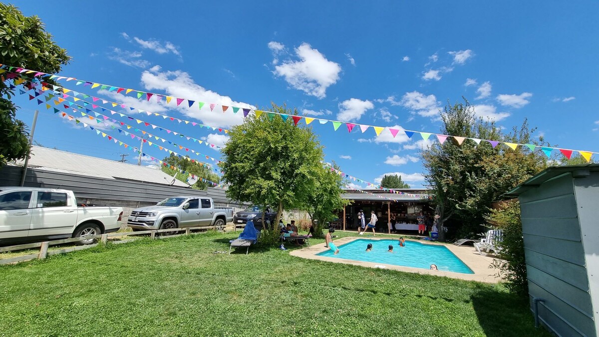 Cabaña con terraza, piscina, hot tub y parrilla.