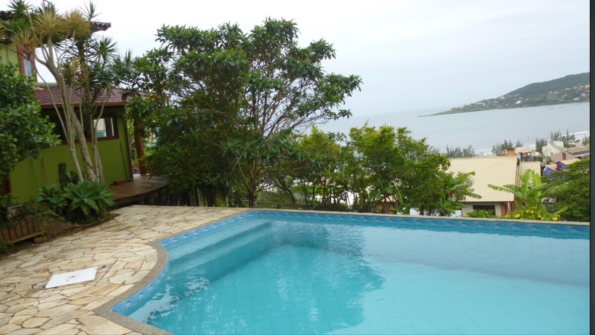 加罗巴巴（ Garopaba ）的最佳景观，带泳池，位于海滩上，下午100点
