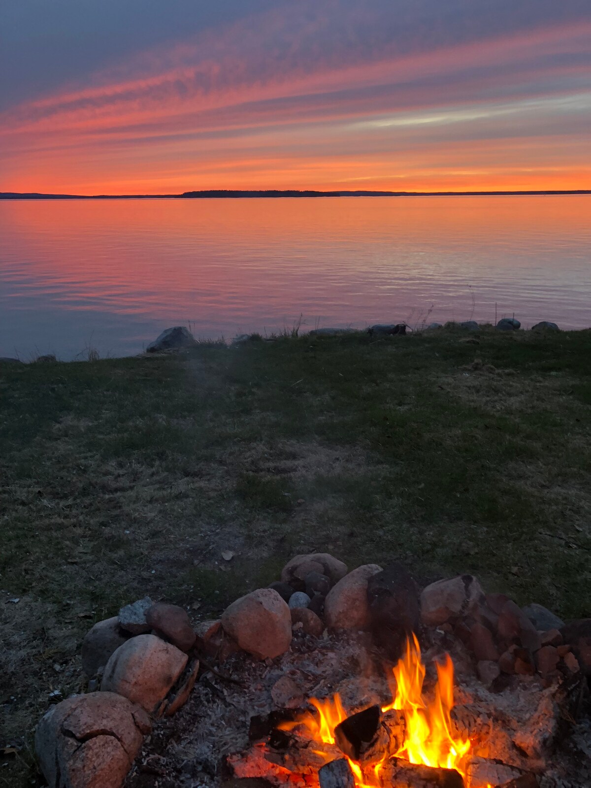 伯特湖（ Burt Lake ）海滨印第安河（ Indian River MI ）。*东侧