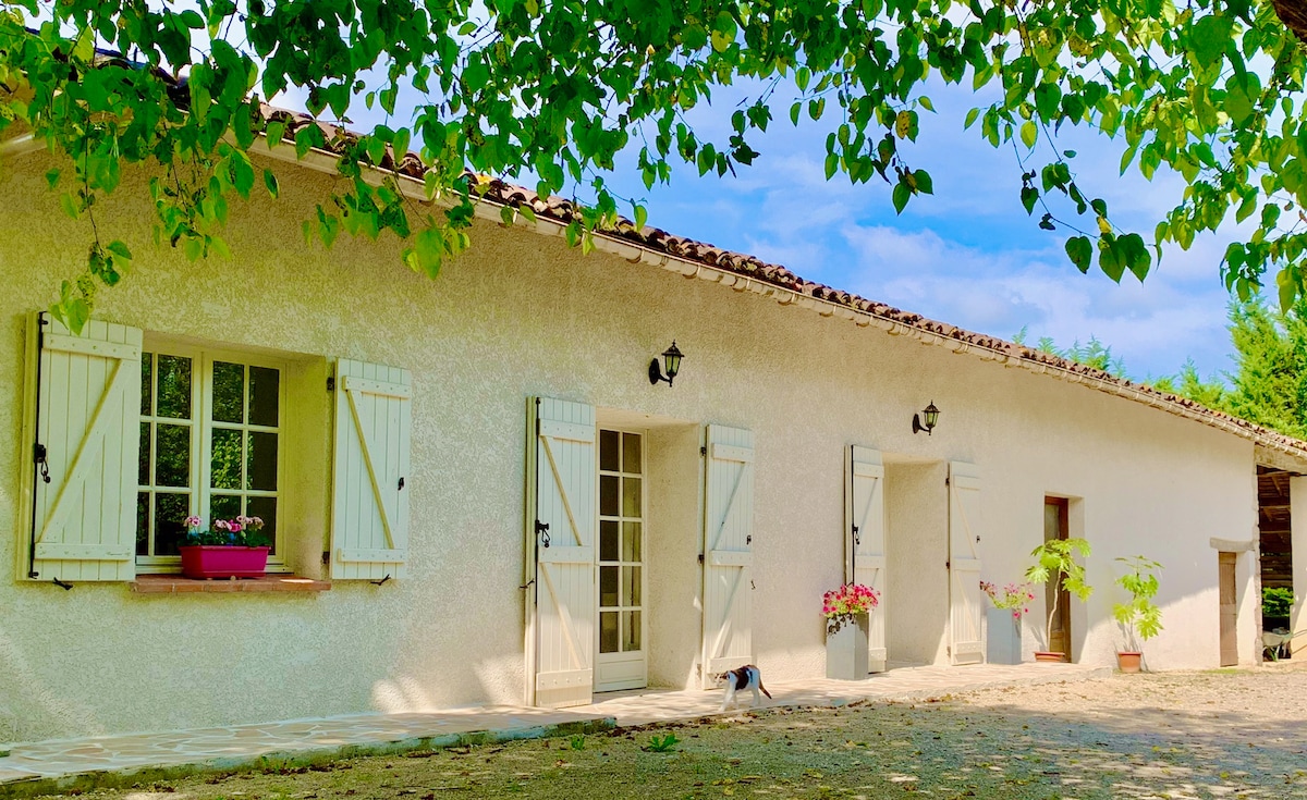 Ancienne ferme rénovée au cœur d’un parc arboré