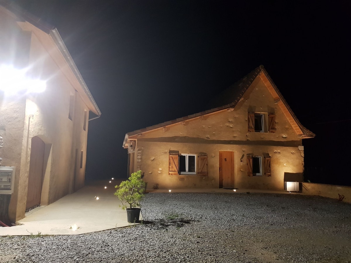 Maison à la ferme avec granges et piscine