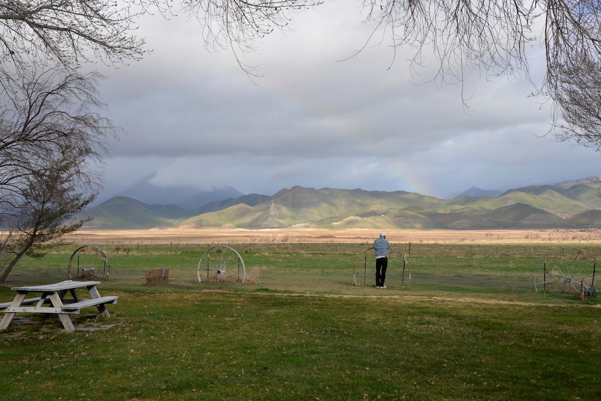 The Hillside Ranch ，红色房子