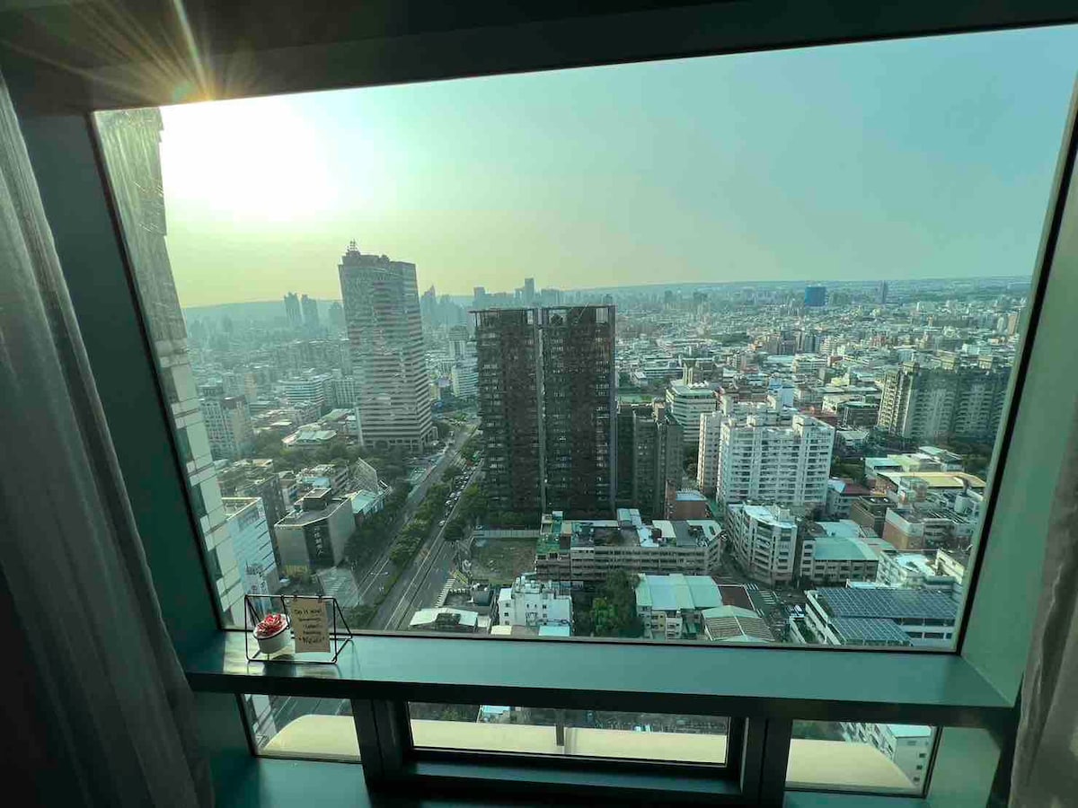 Hi-台中市核心區域，高樓百萬夜景, 近台中車站、宮原眼科、第二市場、審計新村、一中商圈、逢甲夜市