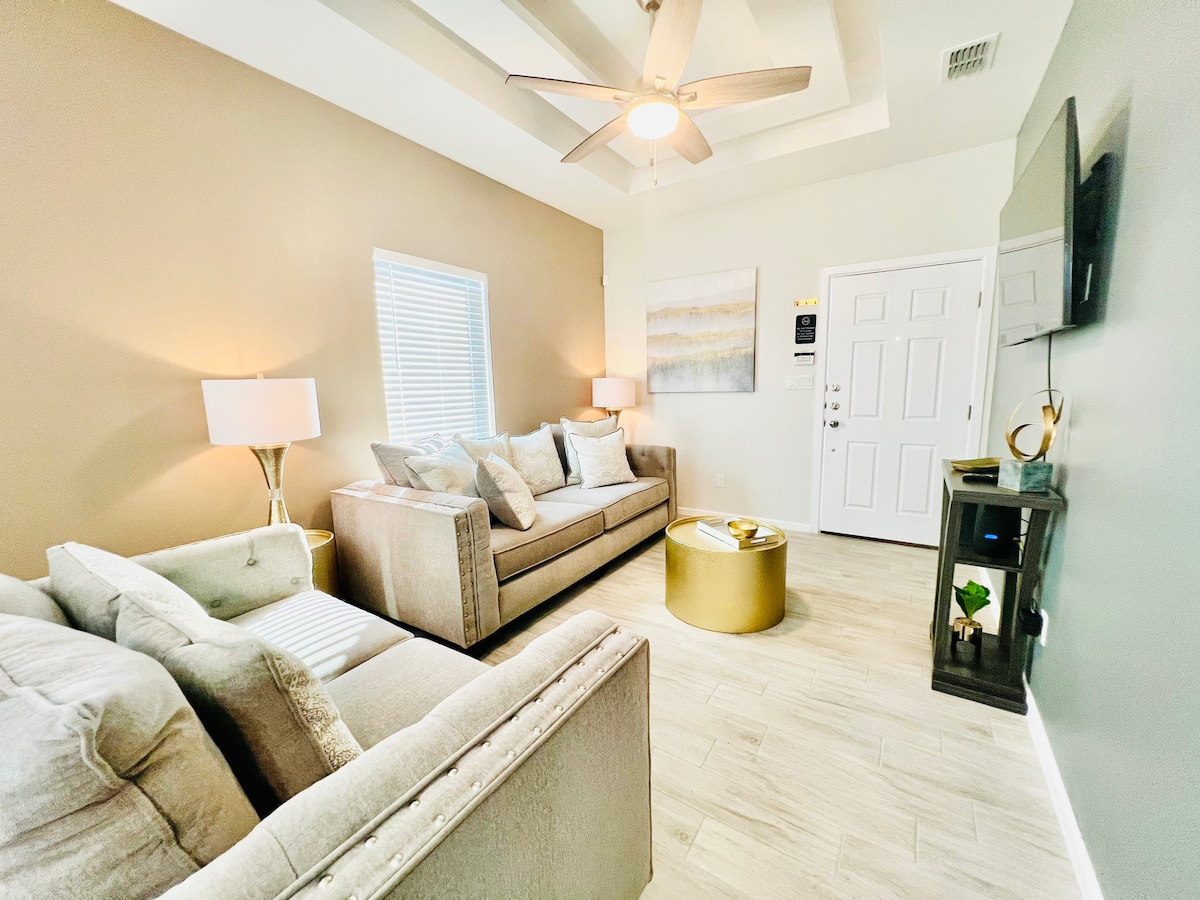 🌟Luxury Modern 2 BR Condo🌟 In the ❤️ of Sharyland🌟