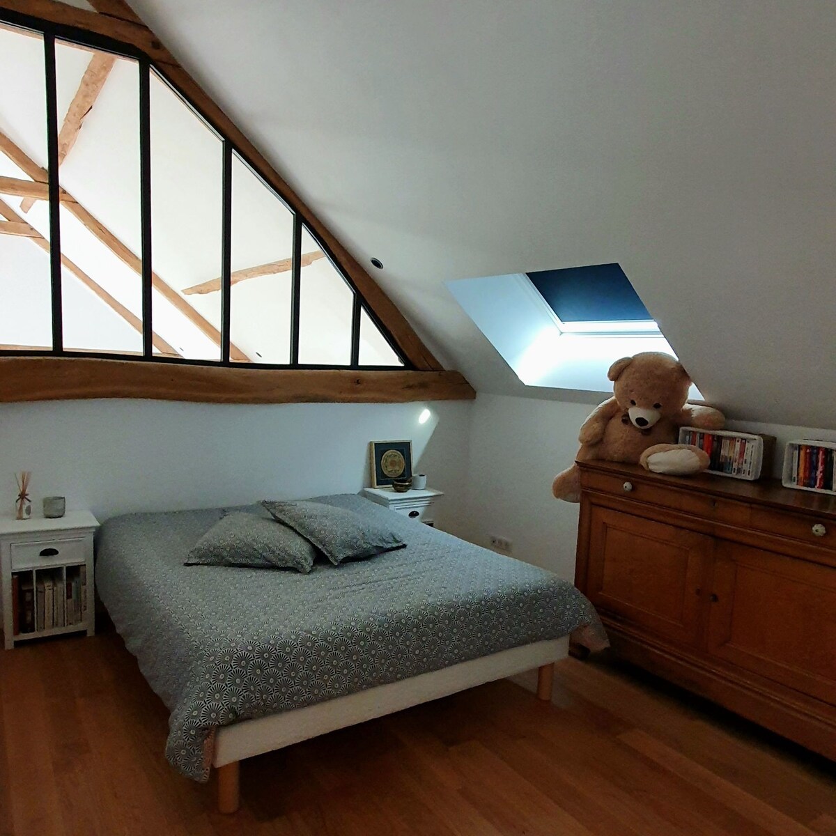Chambre lit double dans une grange rénovée