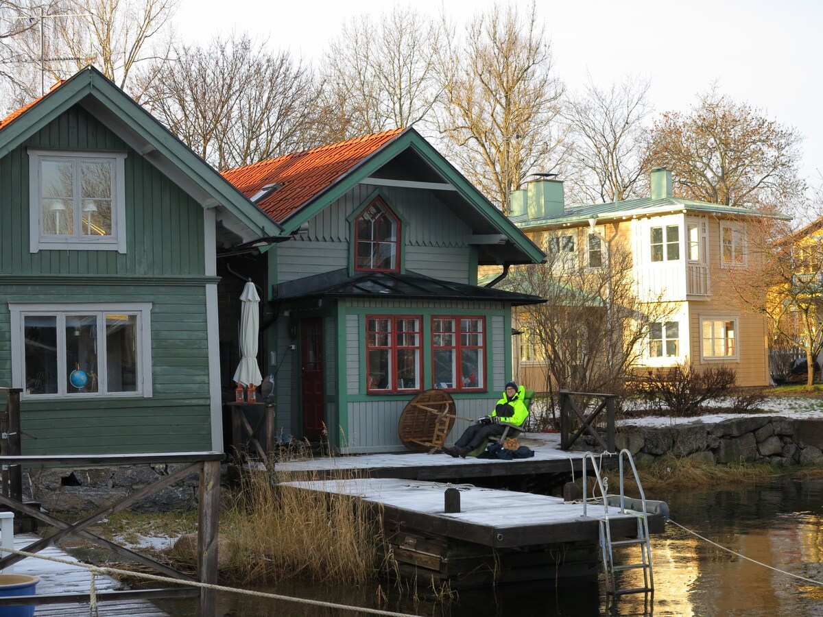 Bo på en brygga mitt i Vaxholm
