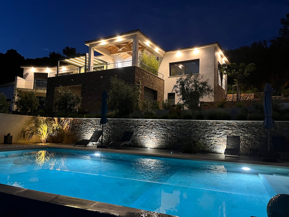 Villa au calme avec jolie vue et piscine privative