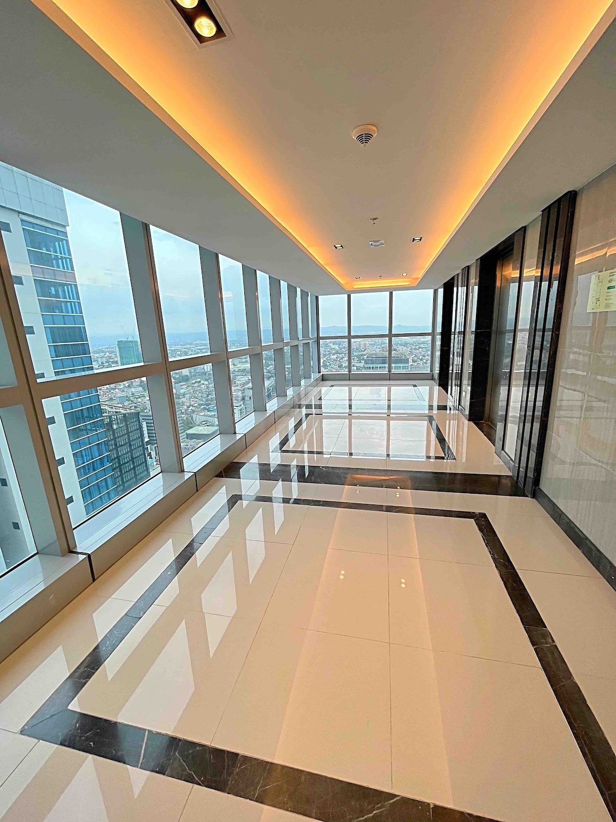 Superb View Hi Floor Uptown BGC,2BR, Parking*