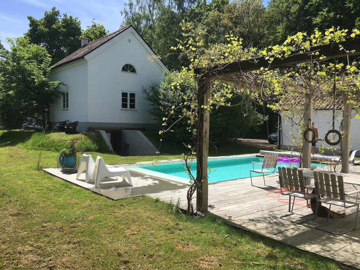 Stor villa med pool nära Sofiero