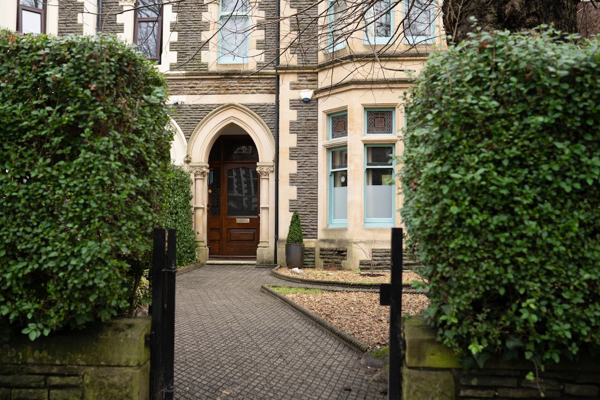 Victorian Elegance:Spacious Duplex, Prime Location