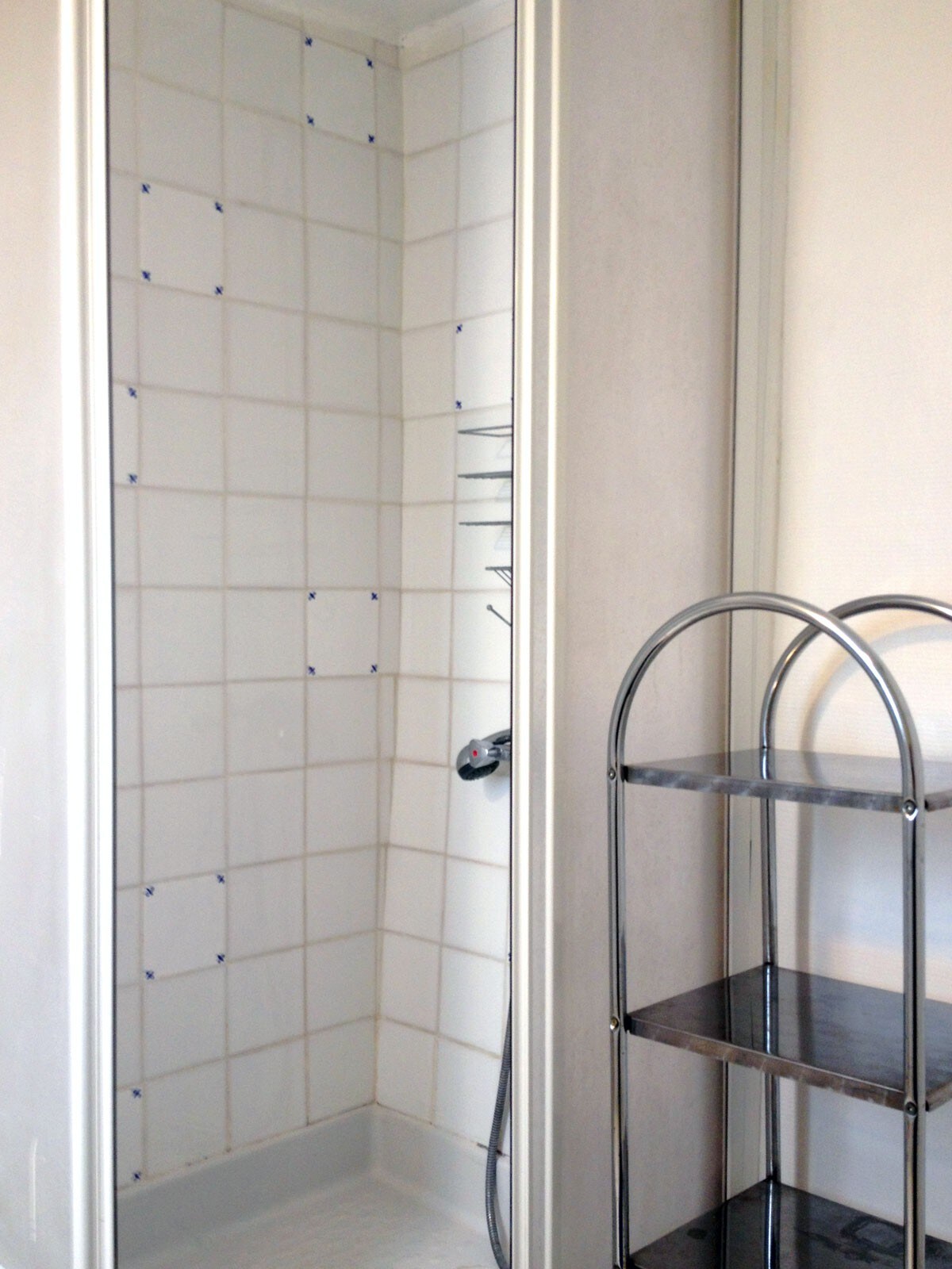Poitiers市中心带浴室的小房间