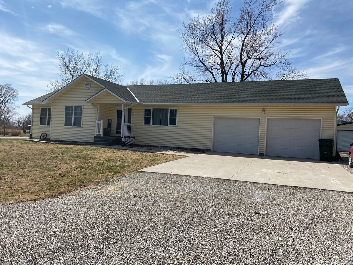 5 bedroom Ranch style home