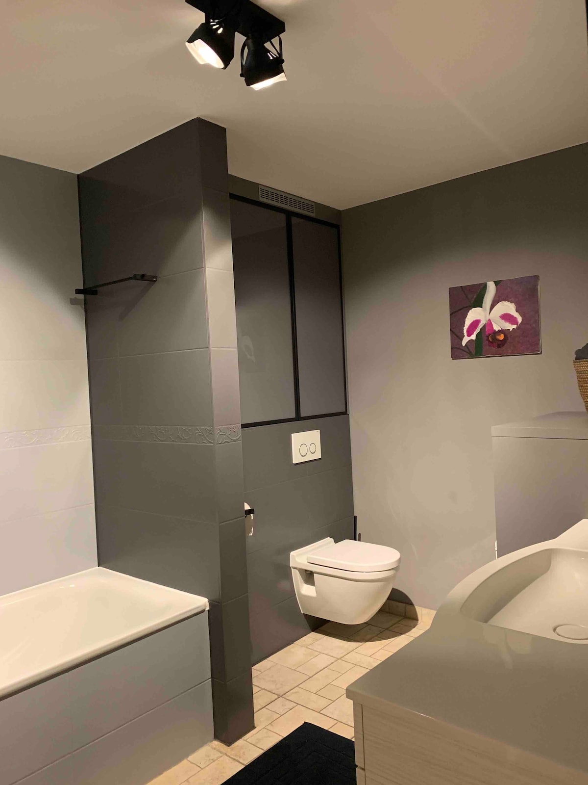 Gerresheim ：明亮安静的卧室套房浴室