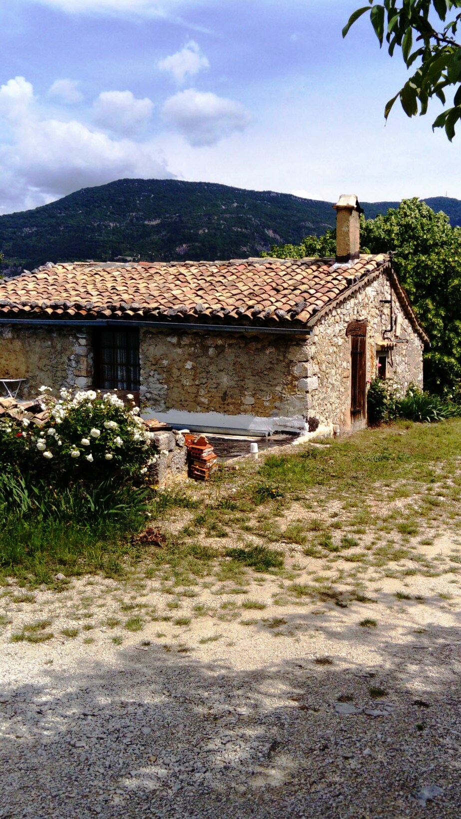 Maison de campagne en Drôme provençale à Sahune