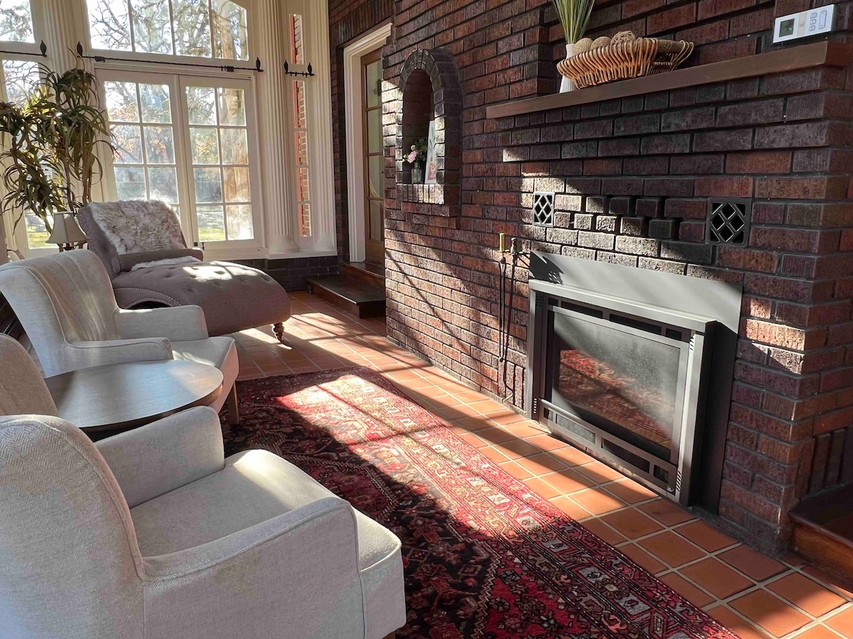 5 bdrm/gas fireplaces/3 blks to UM/close to dwntwn