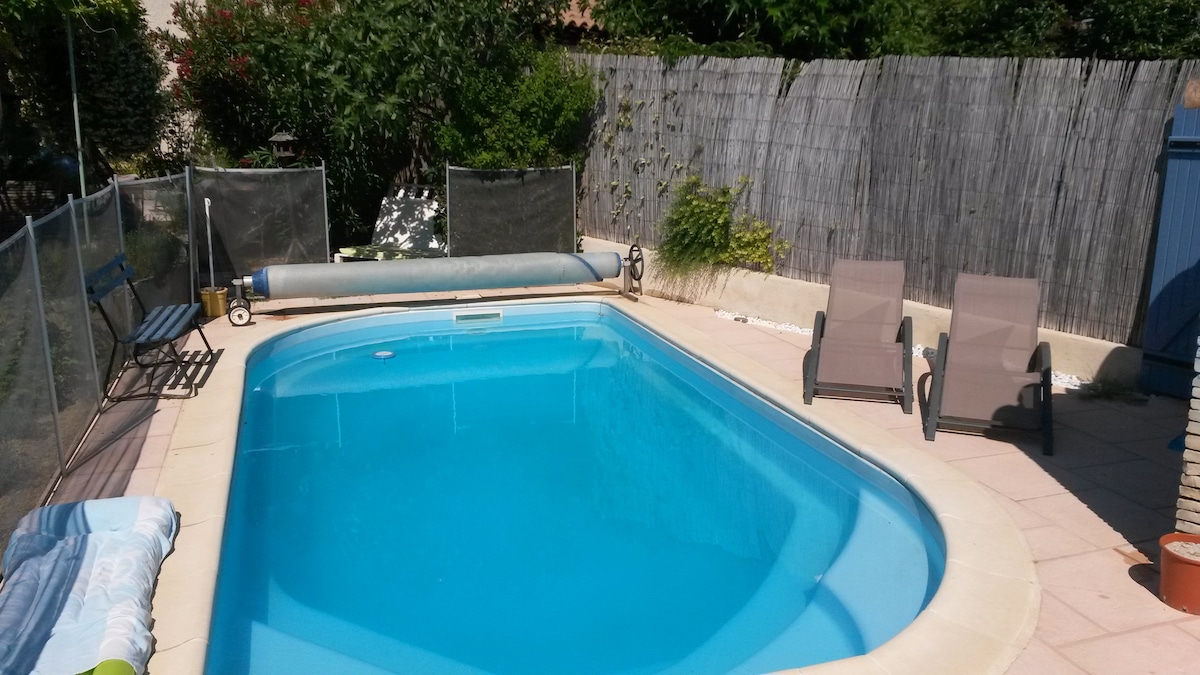 studio avec piscine dans le LUBERON