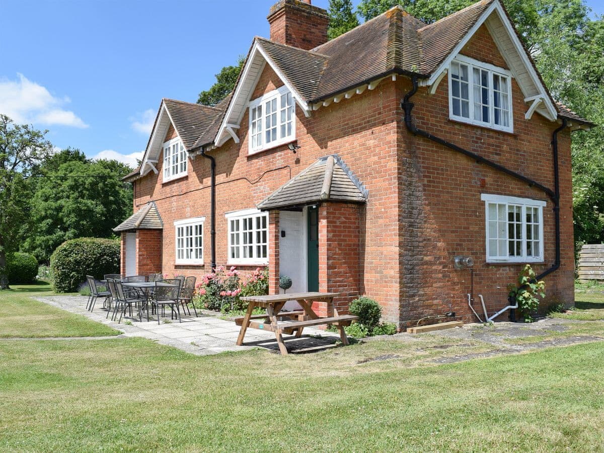 The Gilletts Cottage At Charney Manor - 28097