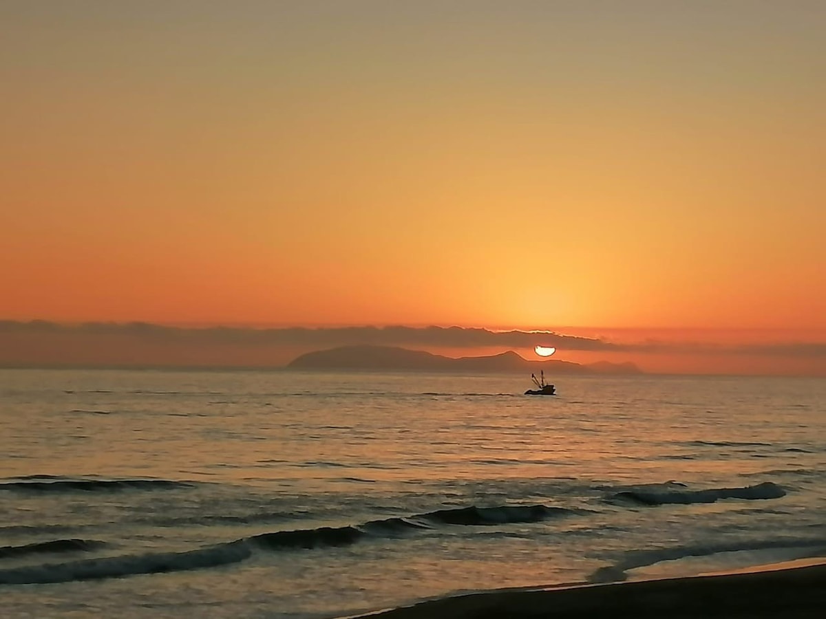 位于Playa De Rosarito海滨公寓中间