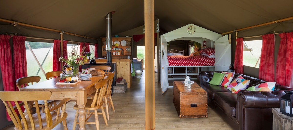 Lapwing-Beautiful safari tent in a tranquil meadow