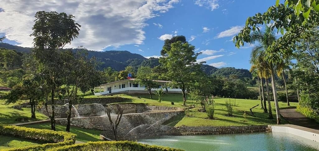 hacienda casa roja Acacias mta.4 incluye desayuno