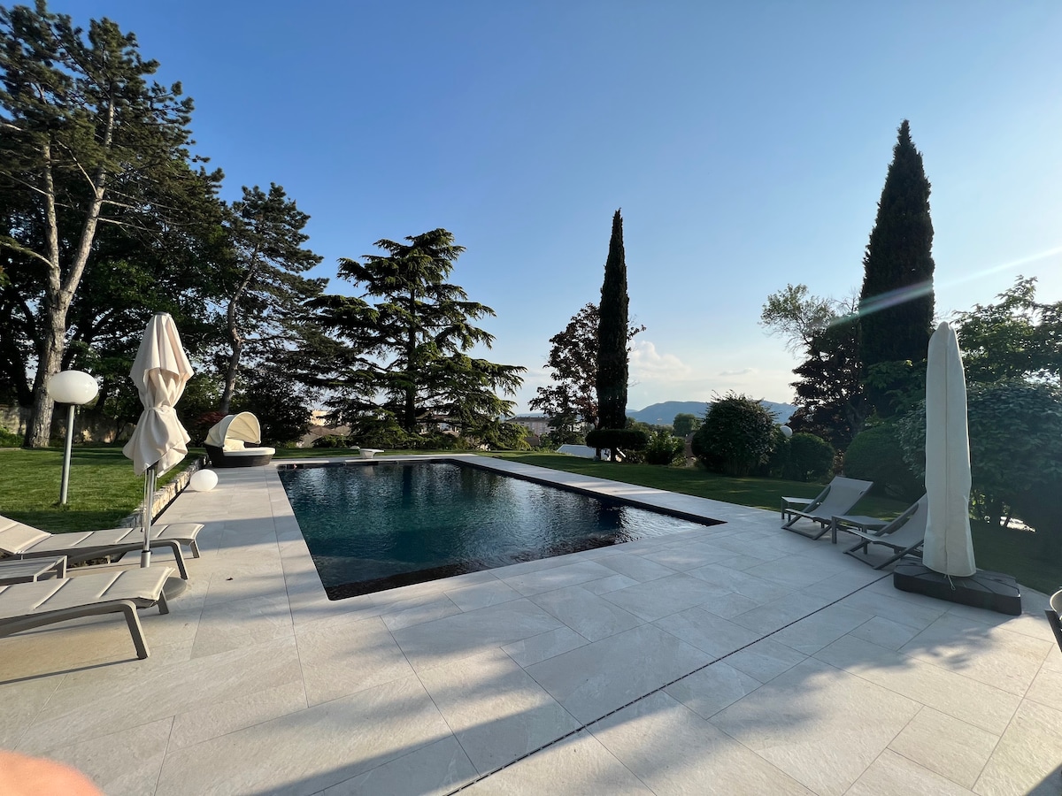 Magnifique villa de style Corbusier avec piscine