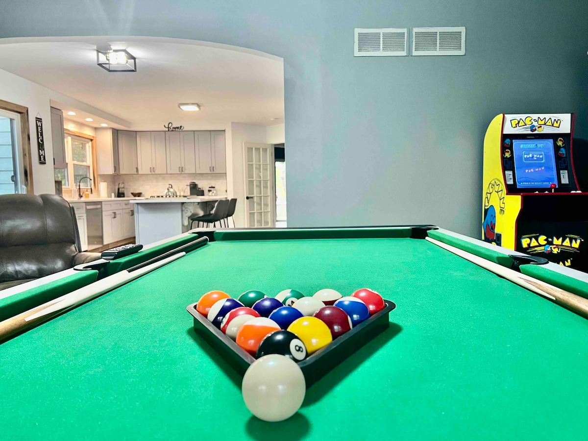 Stunning 12-person Home ~Game Room~Pet Friendly