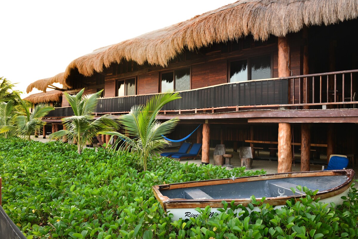 玛雅树屋（ Mayan Treehouse ） ，位于海滩上，紧邻Playa北部
