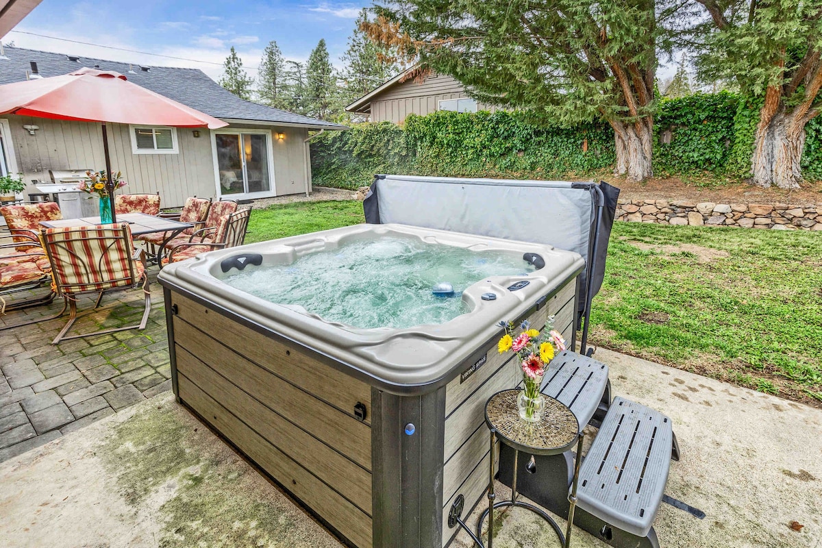 Beautiful home with HOT TUB, king beds, sleeps 10!