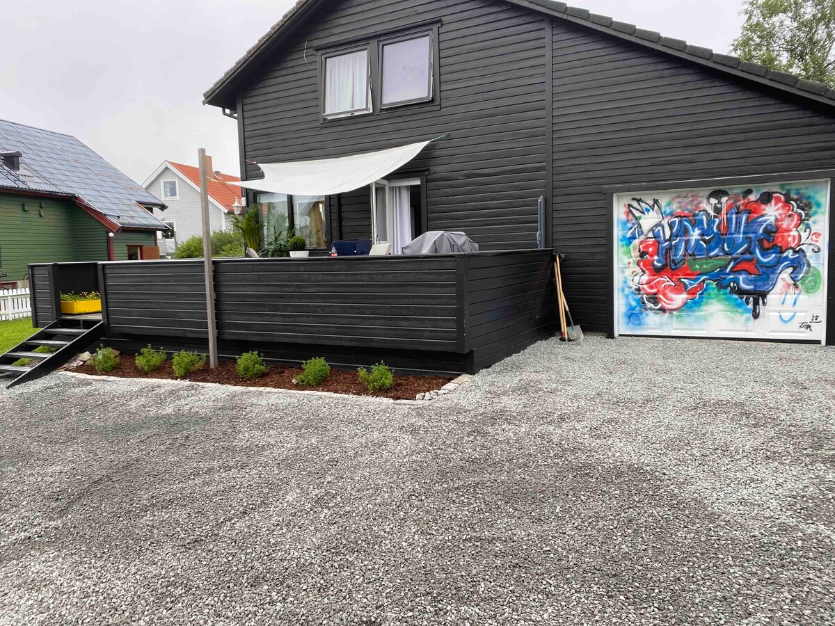 Helt hus m/ hage , 4 soverom midt i Brønnøysund.