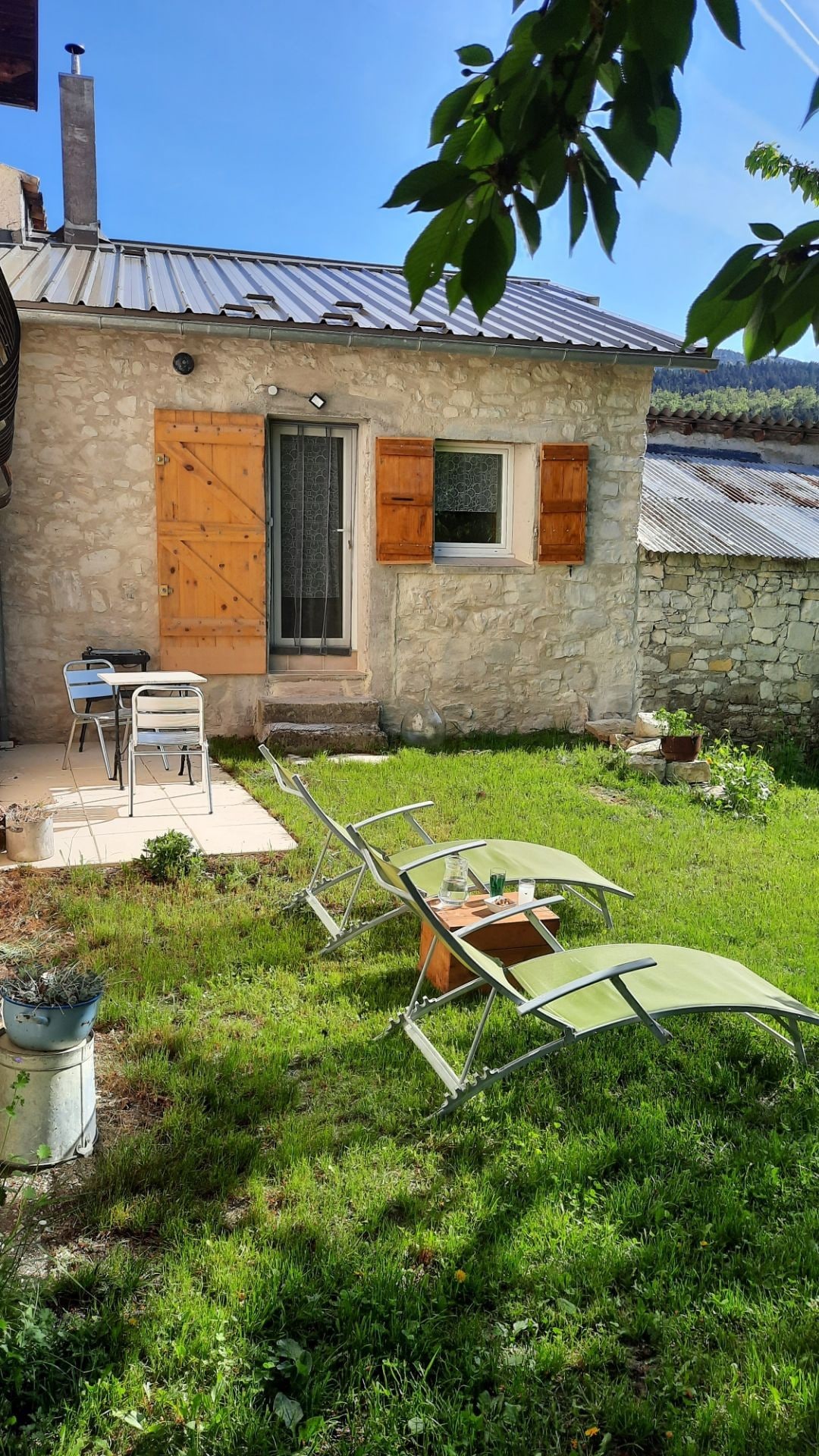 Coquet Studio et son jardinet dans corps de ferme