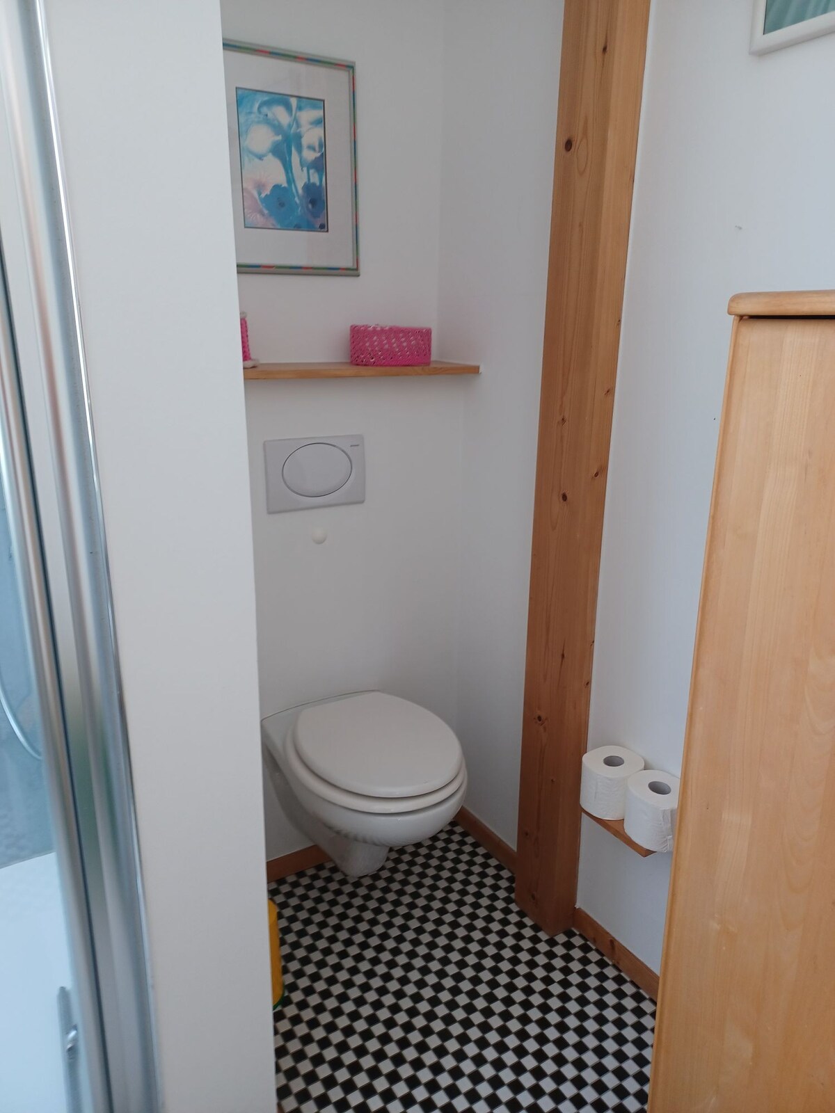 Einladendes Privatzimmer mit Toilette und Dusche