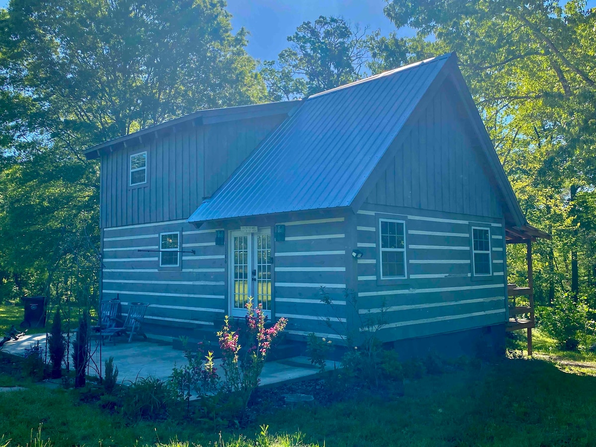 Charming Custom Cabin near hiking