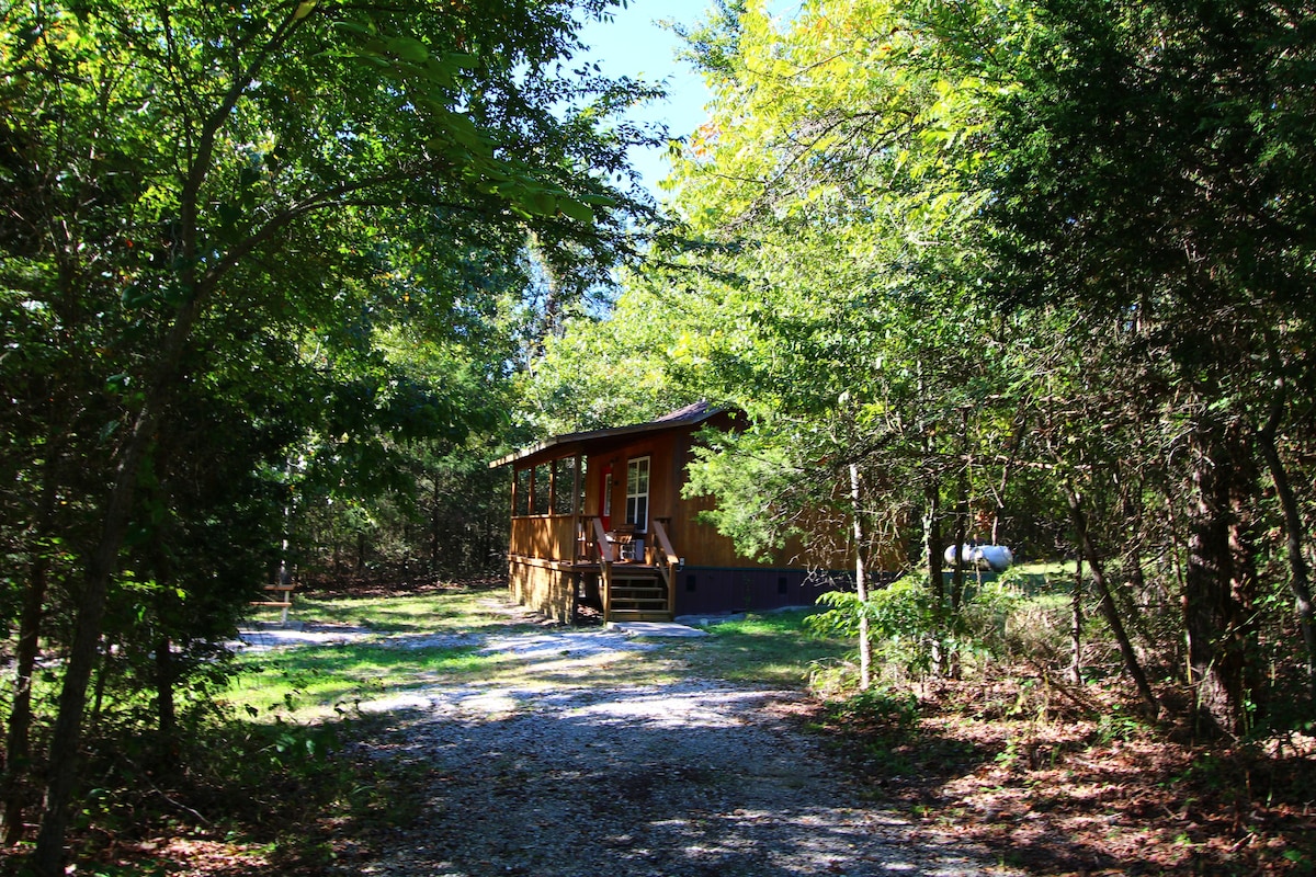 莱瑟伍德湖步道（ Lake Leatherwood Trails ）按摩浴缸的小木屋