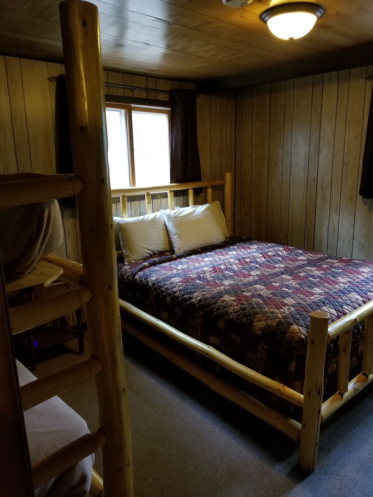 Westernairre- 2 bedroom cabin sleeps 8