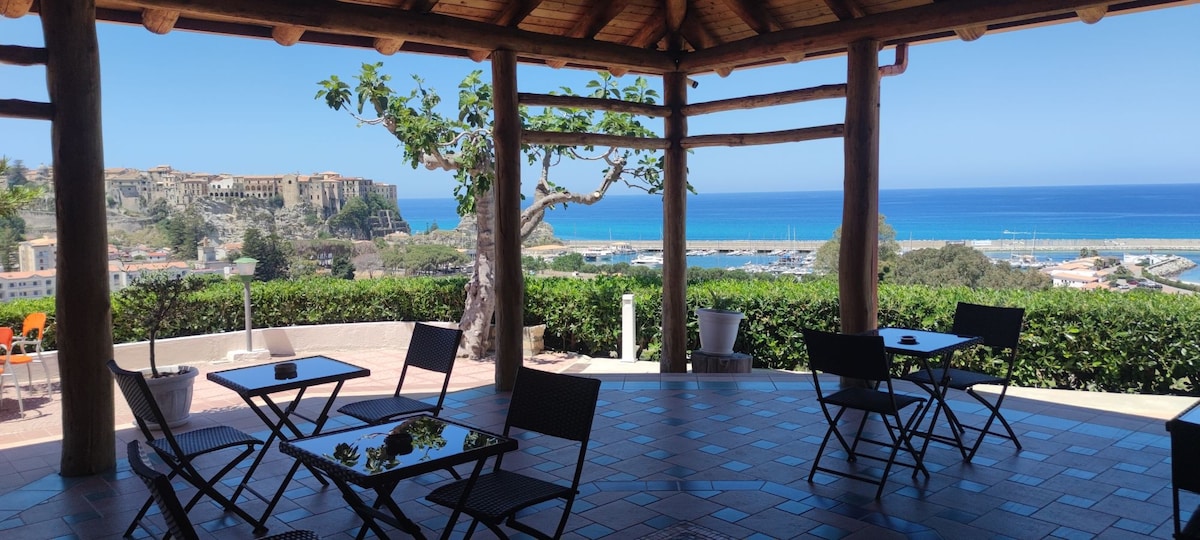 Monolocale con piscina e terrazzo vista mare