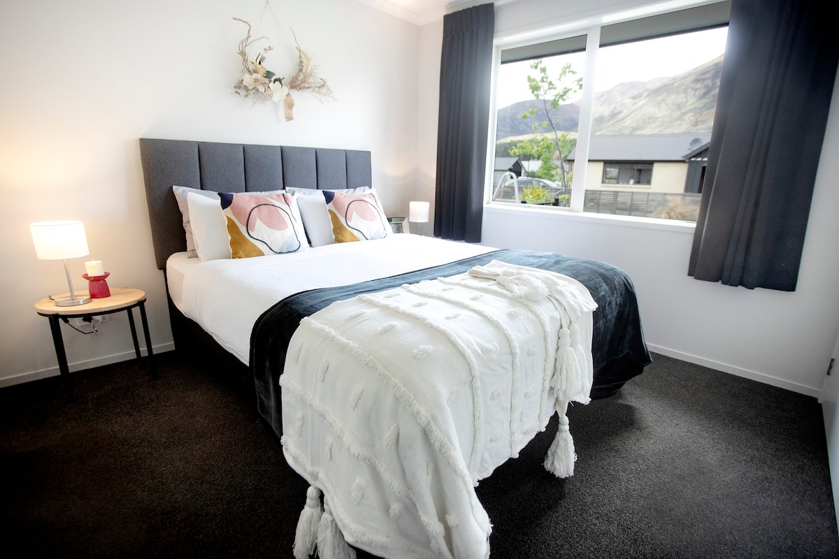 Queensize Bed+  Mountain View+ Kitchen In Shotover
