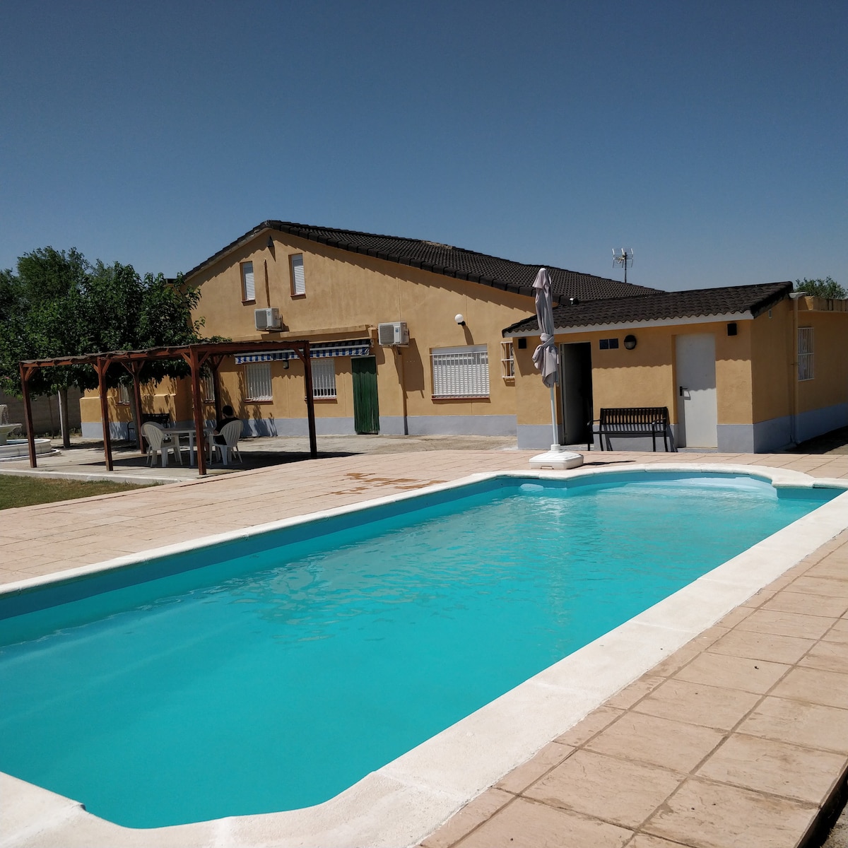 小木屋和私人泳池，距离Zaragoza仅20分钟车程。