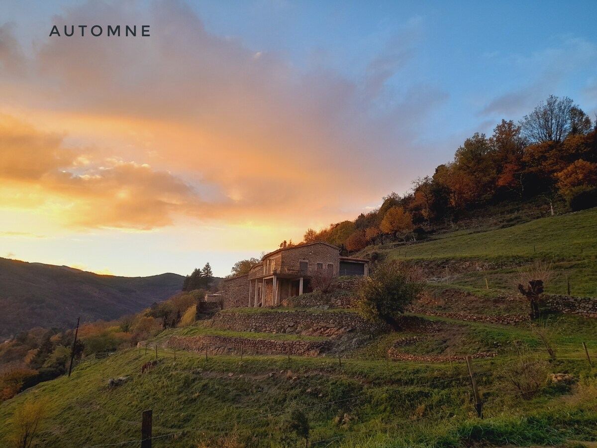 Jolie maison avec vue dans une bâtisse ardéchoise