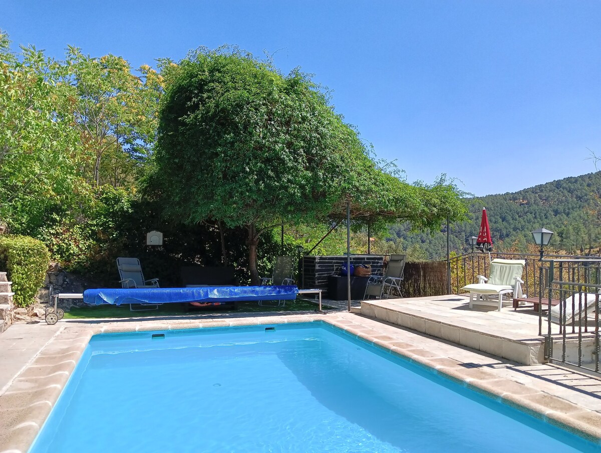 Casa con piscina y jardín a una hora de Madrid