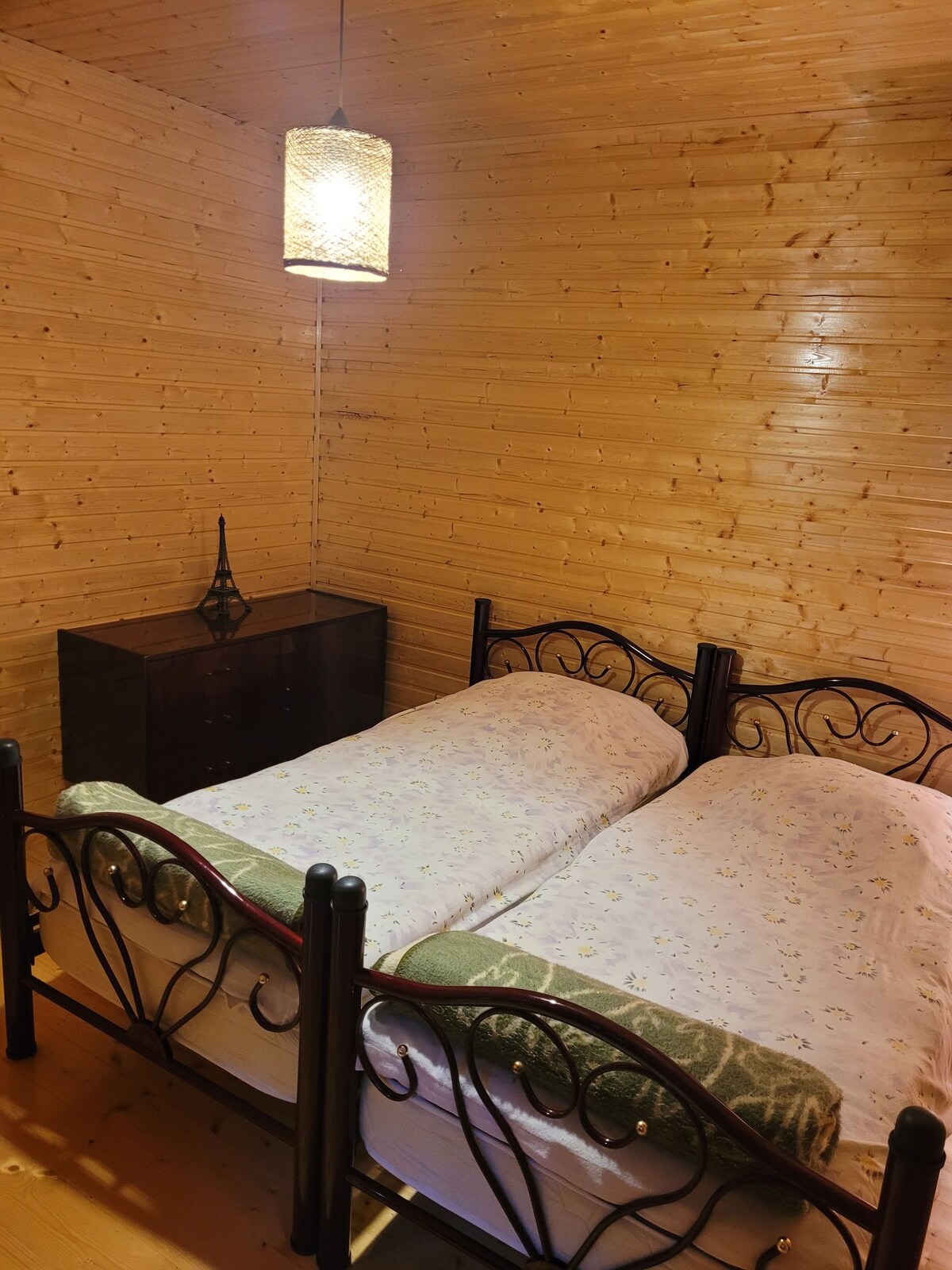 2间卧室小木屋设备齐全，景观绝佳